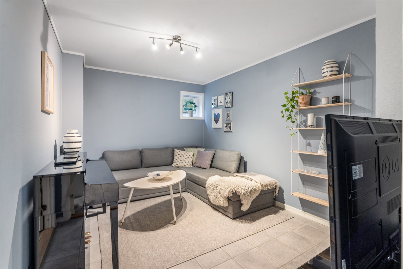 Kjellerstue med flisebelagt gulv og varmekabler. Galleribilde