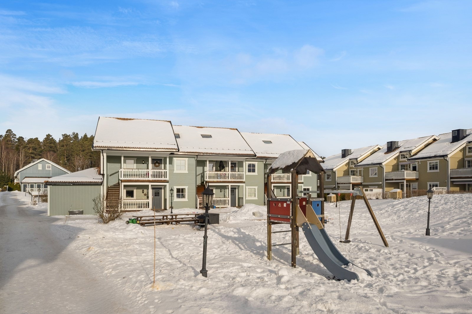 Barnevennlige fellesarealer med lekeplass. Galleribilde