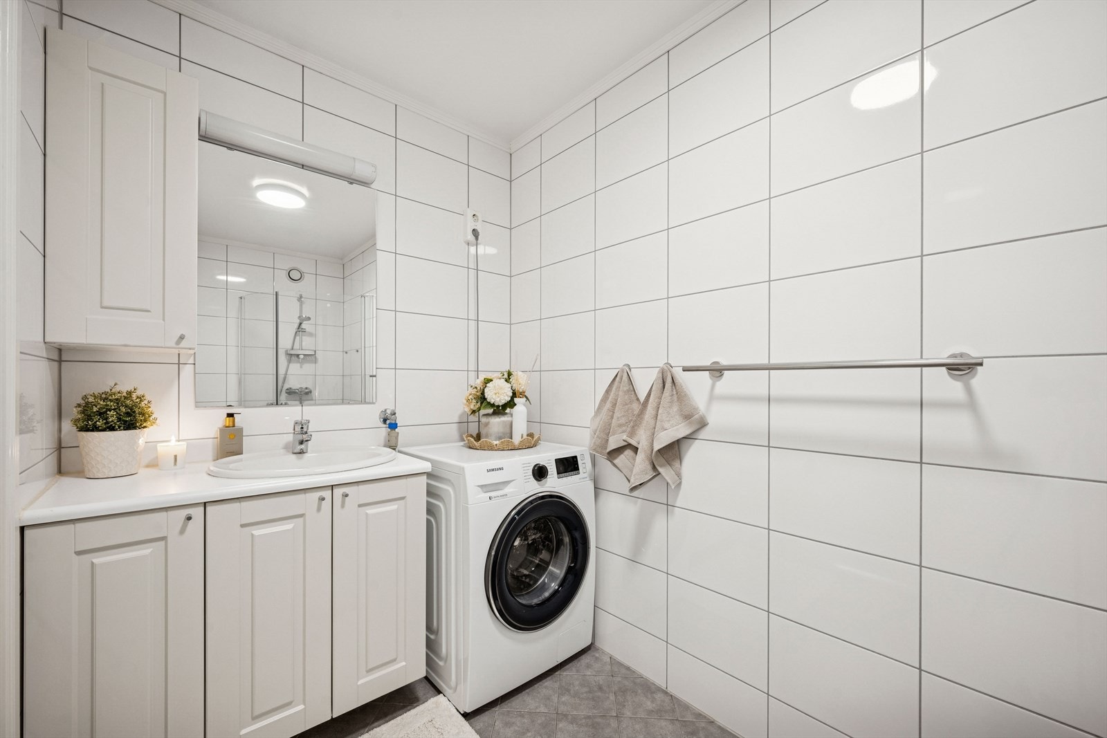 Baderommet har opplegg for vaskemaskin. Galleribilde