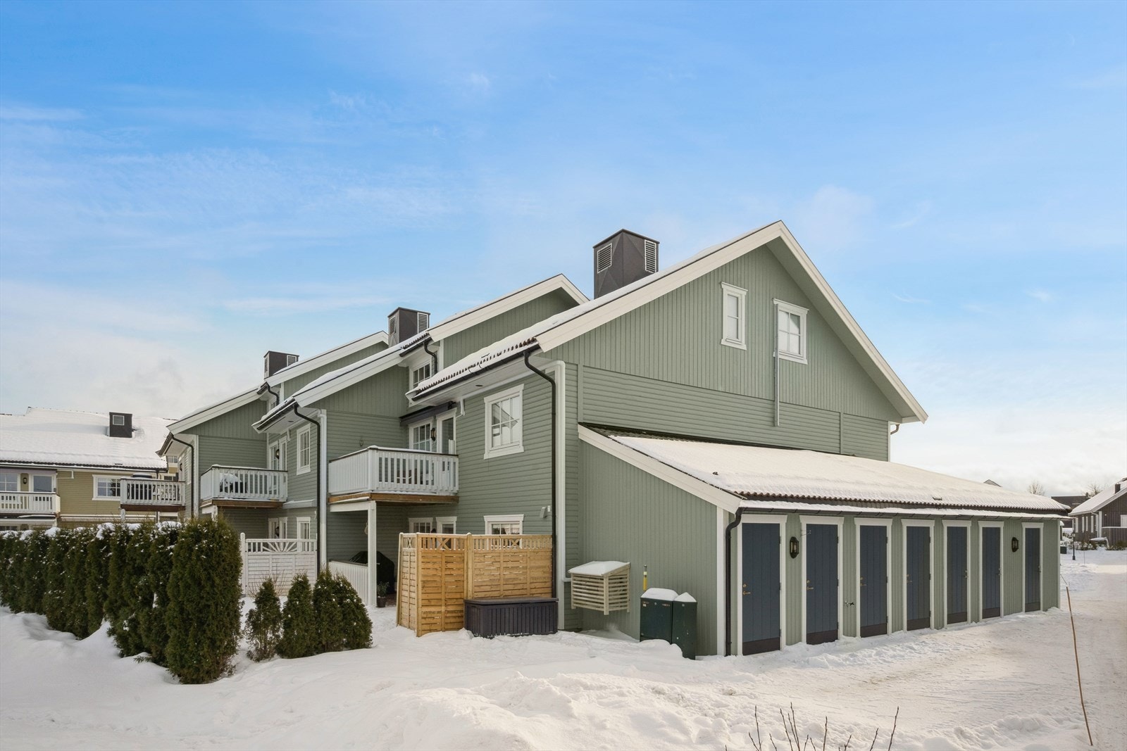 Leiligheten har en usjenert og barnevennlig beliggenhet med kort gangavstand til togstasjon, matbutikker, skoler og barnehage, samt marka med lysløype i umiddelbar nærhet. Galleribilde