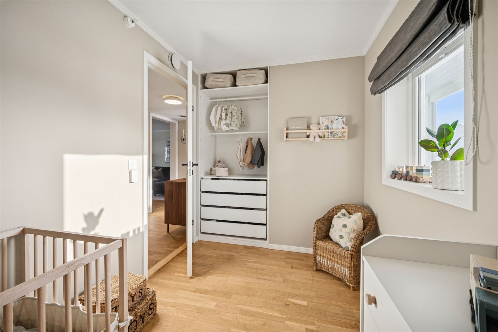 Soverom 2 er innredet med praktisk garderobeløsning. Galleribilde