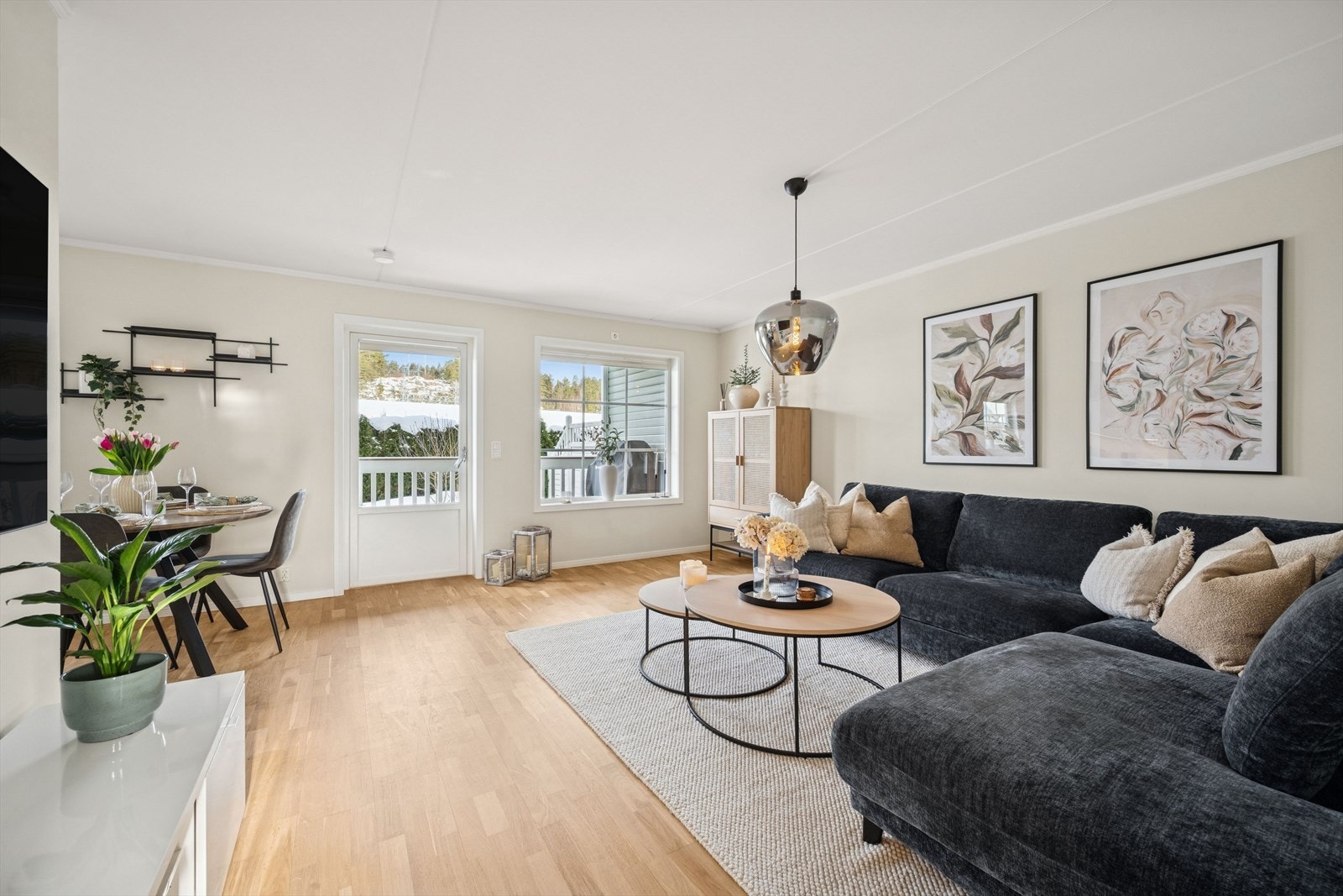 Lys og gjennomgående 3-roms endeleilighet fra 2011 på Spikkestad. Galleribilde