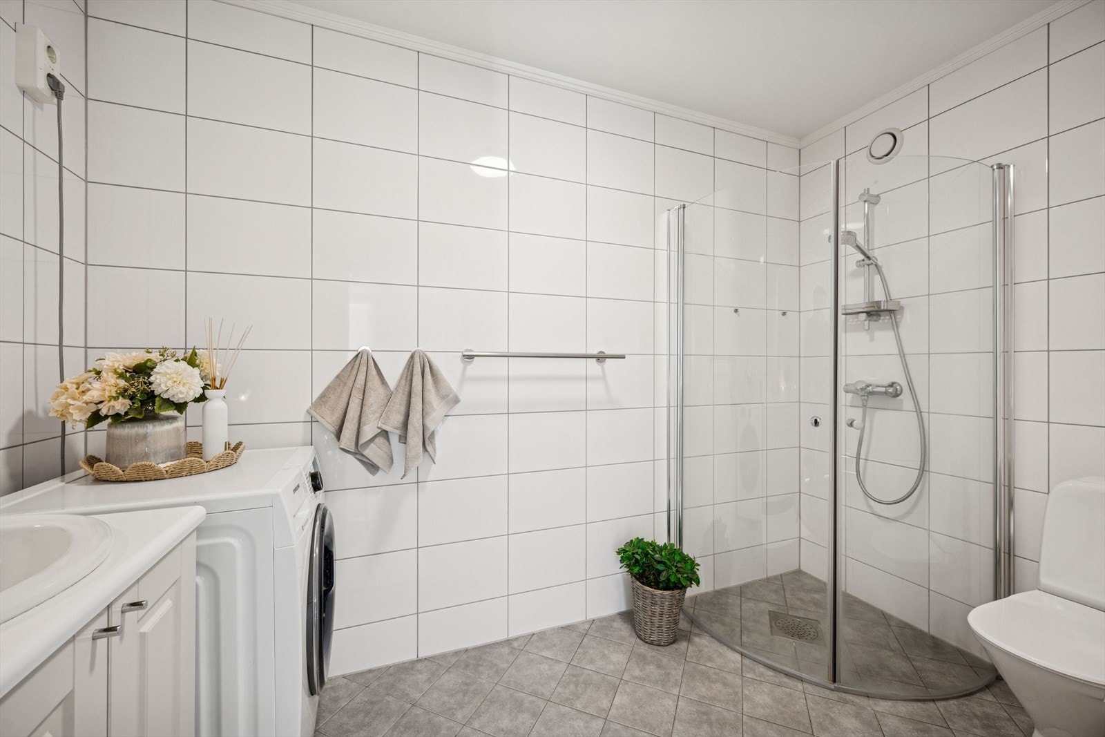 Helfliset baderom med gulvvarme. Galleribilde