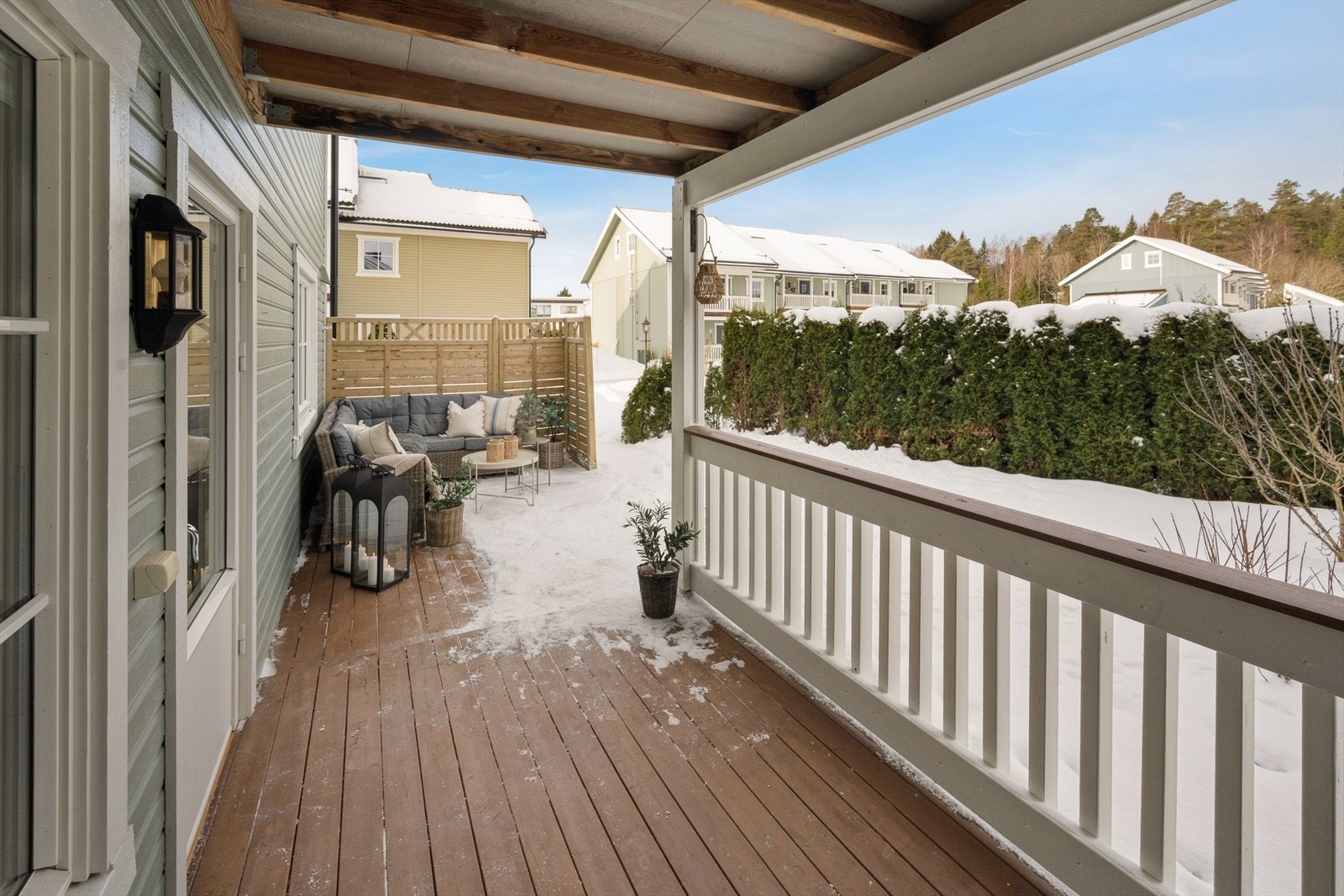 Fra stuen er det utgang til terrasse og egen hage. Galleribilde