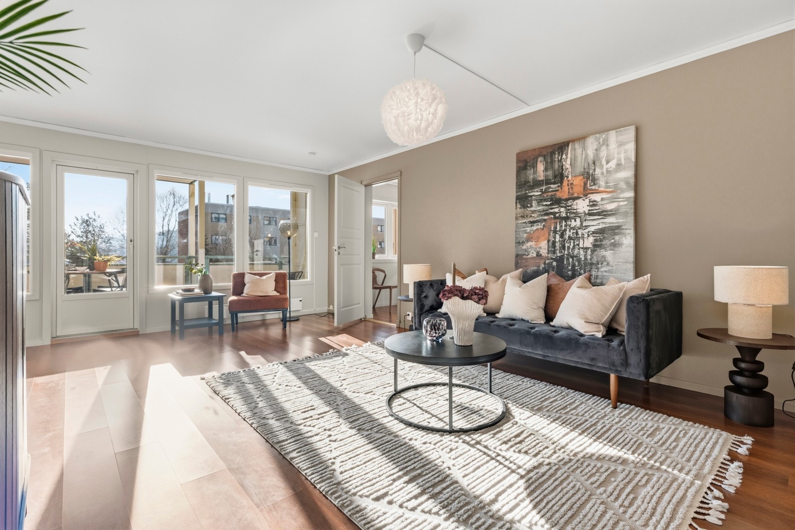 Leilighetens stue er romslig, og har god plass til en sofagruppe med tilhørende tv-møblement. Store vindusflater slipper inn rikelig med dagslys. Galleribilde