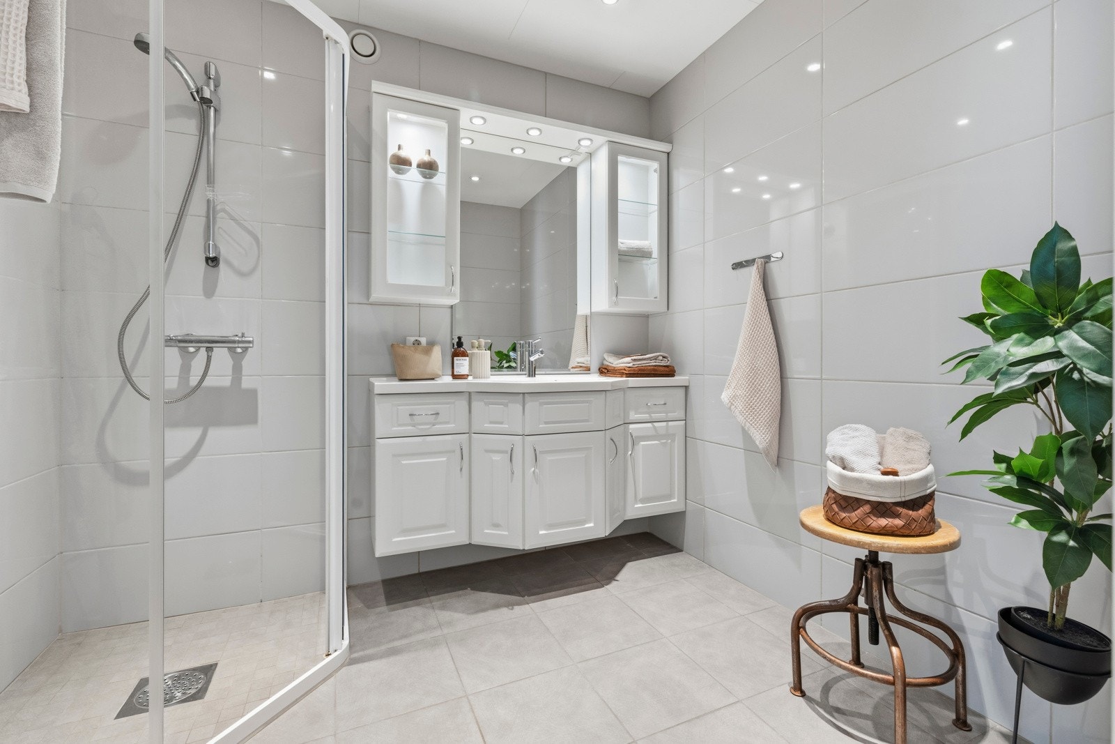 Det kombinerte bad/vaskerommet har flislagt flater på gulv og vegger. Rommet ble pusset opp av fagfolk i 2012. Borettslaget har utført en rørfornying i hele borettslaget i perioden oktober 2020- januar 2022. Galleribilde