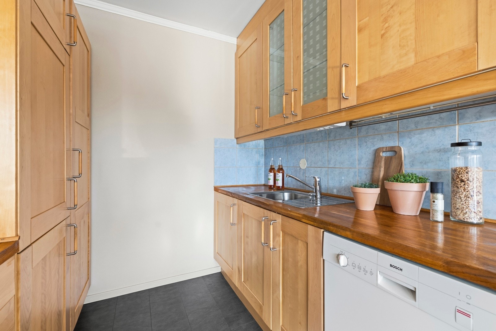 Videre har kjøkkenet et integrert kjøl/fryseskap. Waterguard med lekkasjestopp er montert. Galleribilde