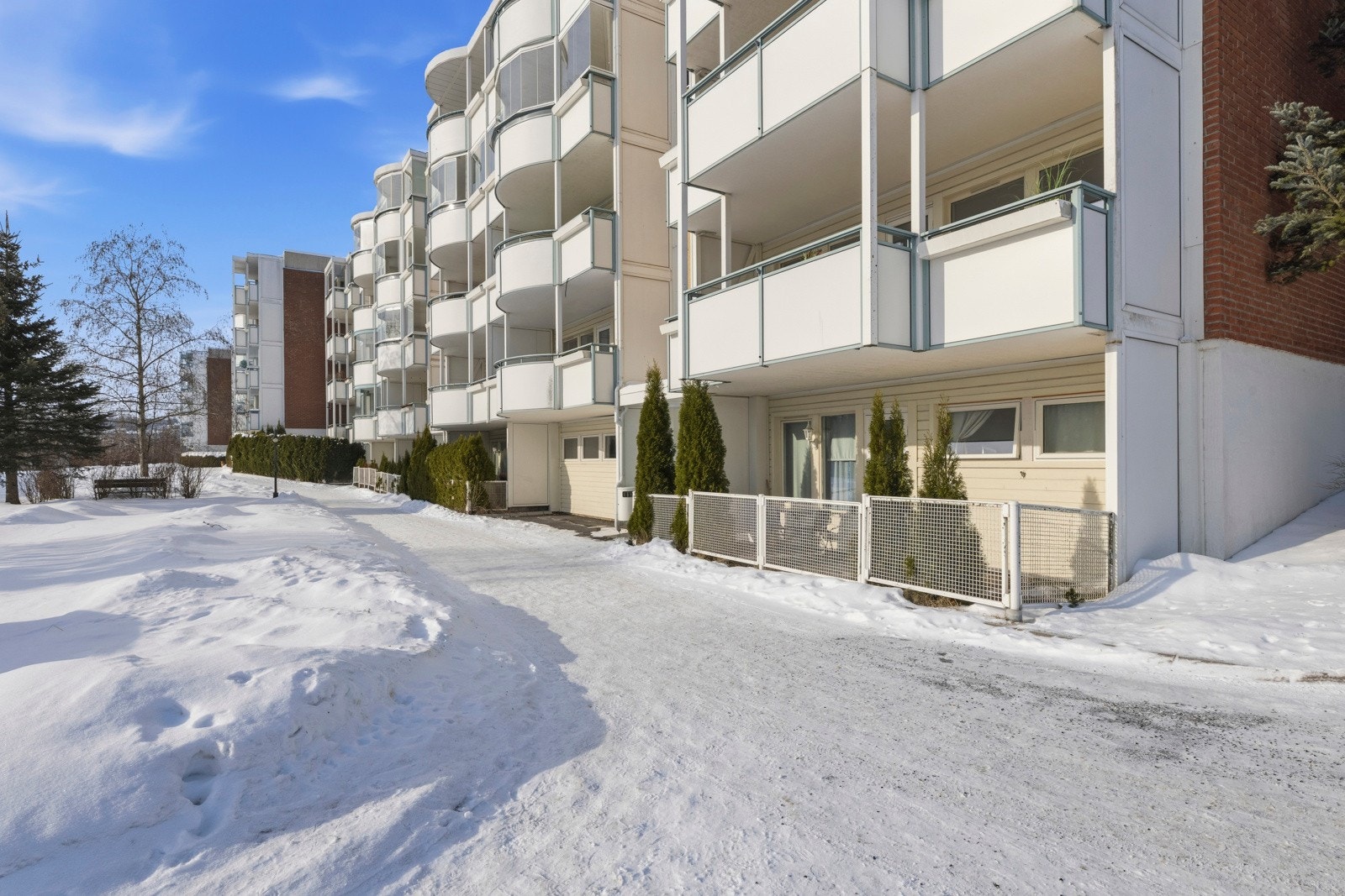 Leiligheten ligger i 1. etasje. Blokken har inngang fra både underetasjen og 1. etasje. Til leiligheten følger det også med en garasjeplass i en garasje i rekke. Galleribilde