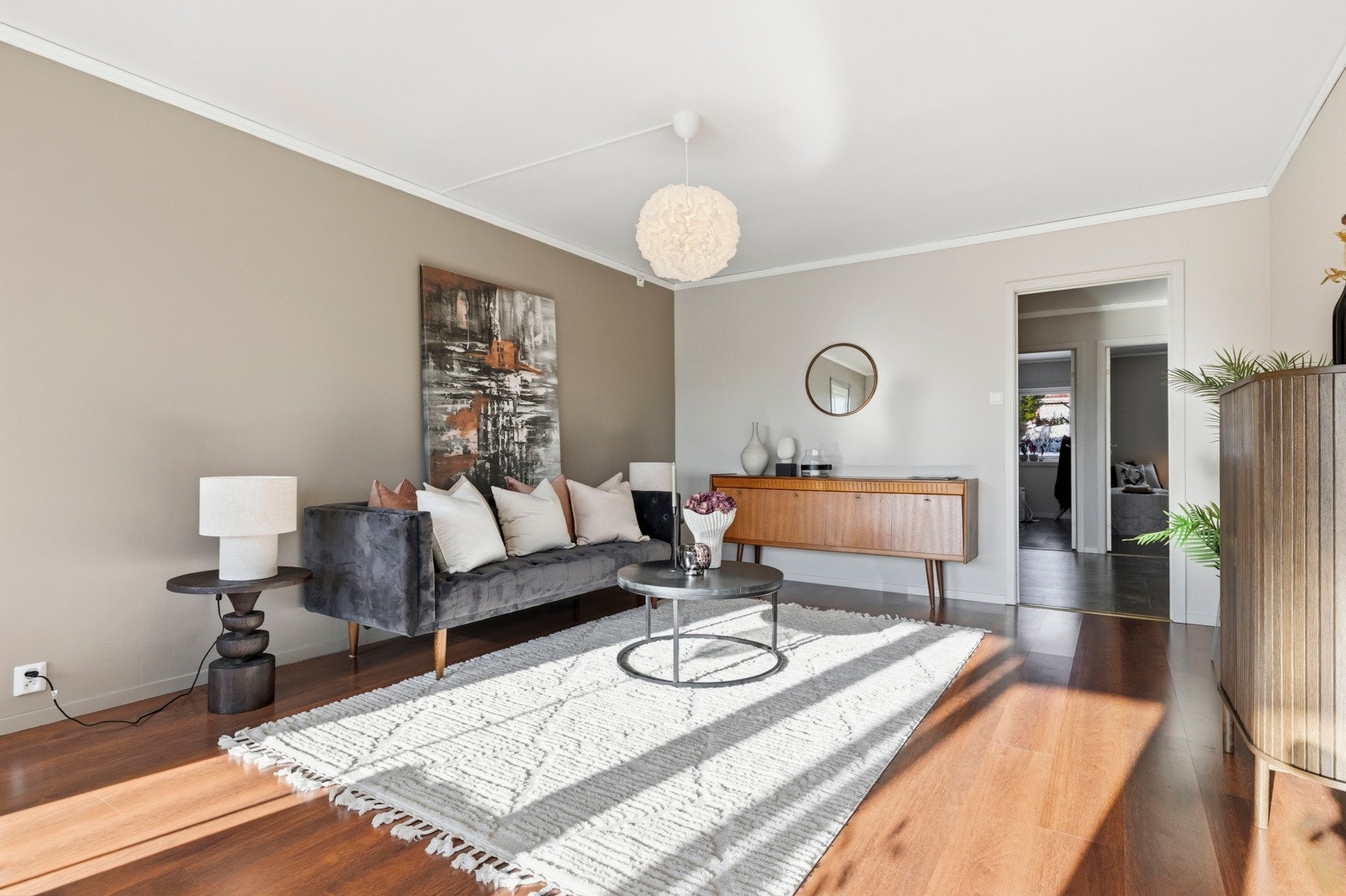 Stuen har laminat på gulv. Himlingen er hvitmalt, mens veggene er malt i moderne fargetoner. Galleribilde