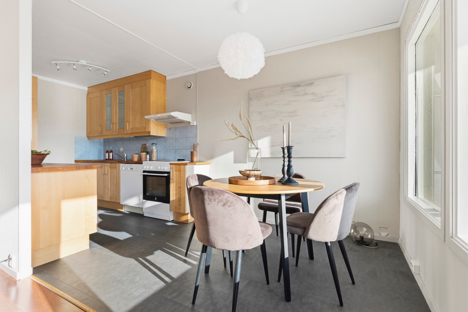 Det er god plass til en spisestue i en sone som binder kjøkkenet og stuen sammen. Galleribilde