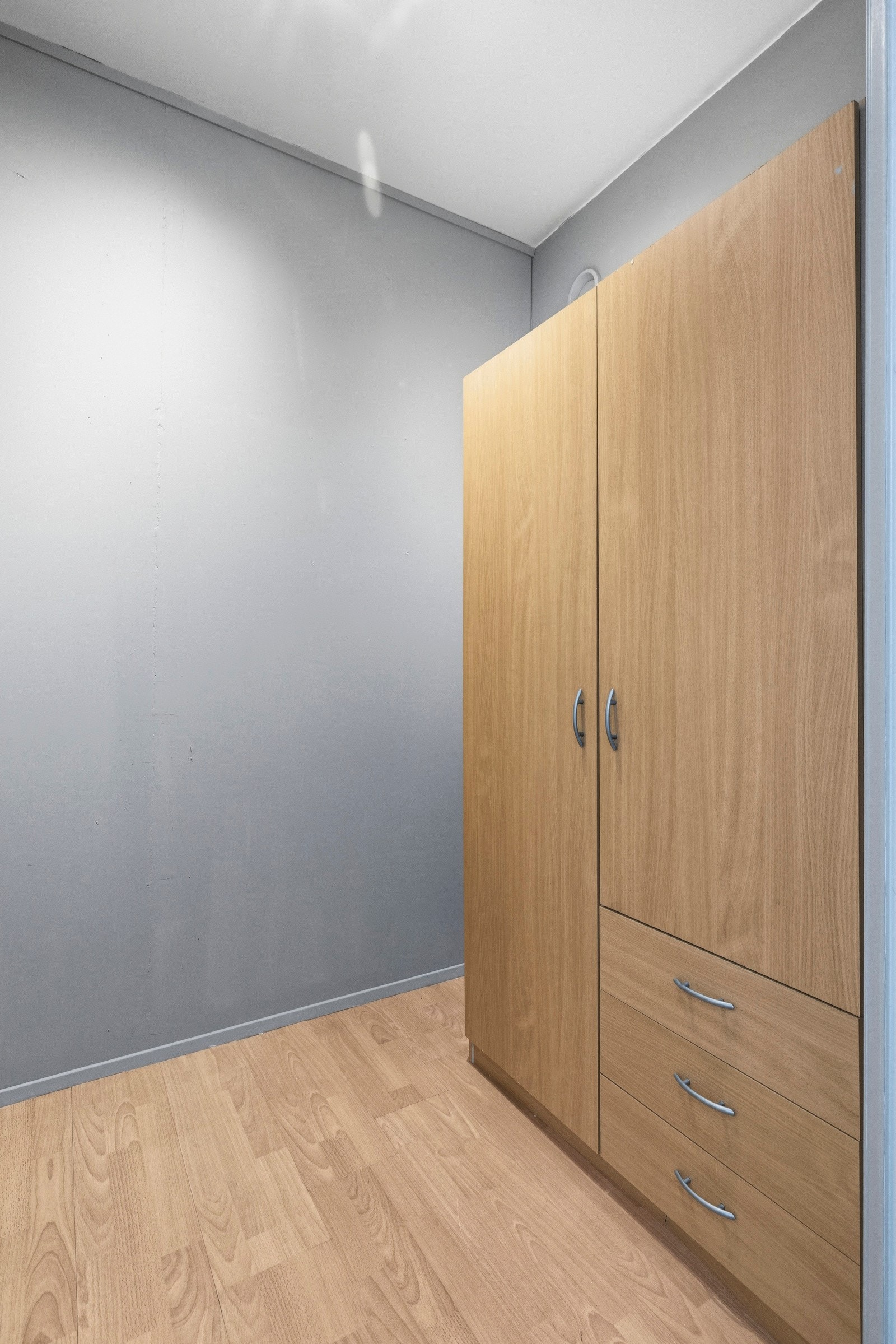 Boden i tilknytning til leilighetens gang gir gode muligheter for oppbevaring av diverse. Galleribilde