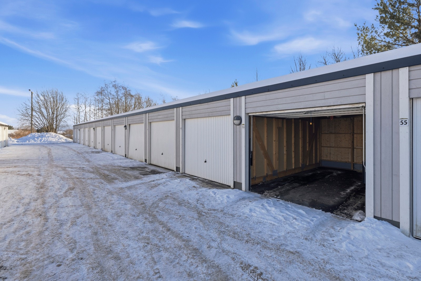 Det følger med en garasjeplass i en garasje i rekke. Galleribilde