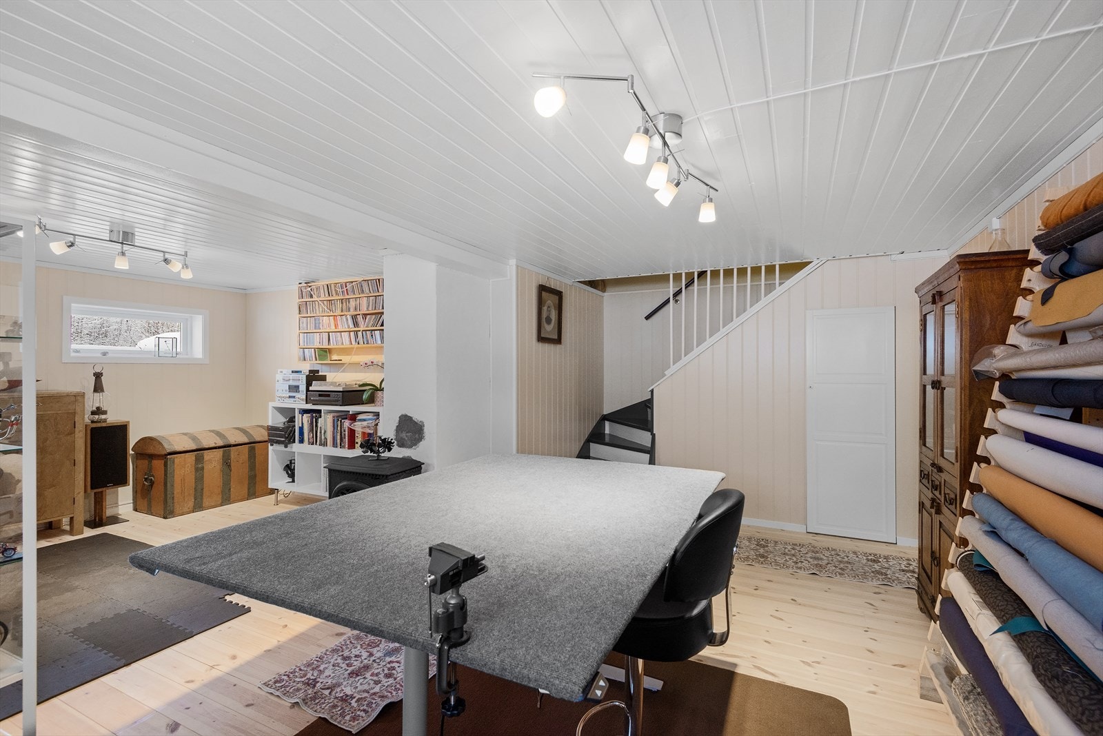 Kjellerstue - Både innvendig trapp og separat utvendig inngang til underetasje Galleribilde