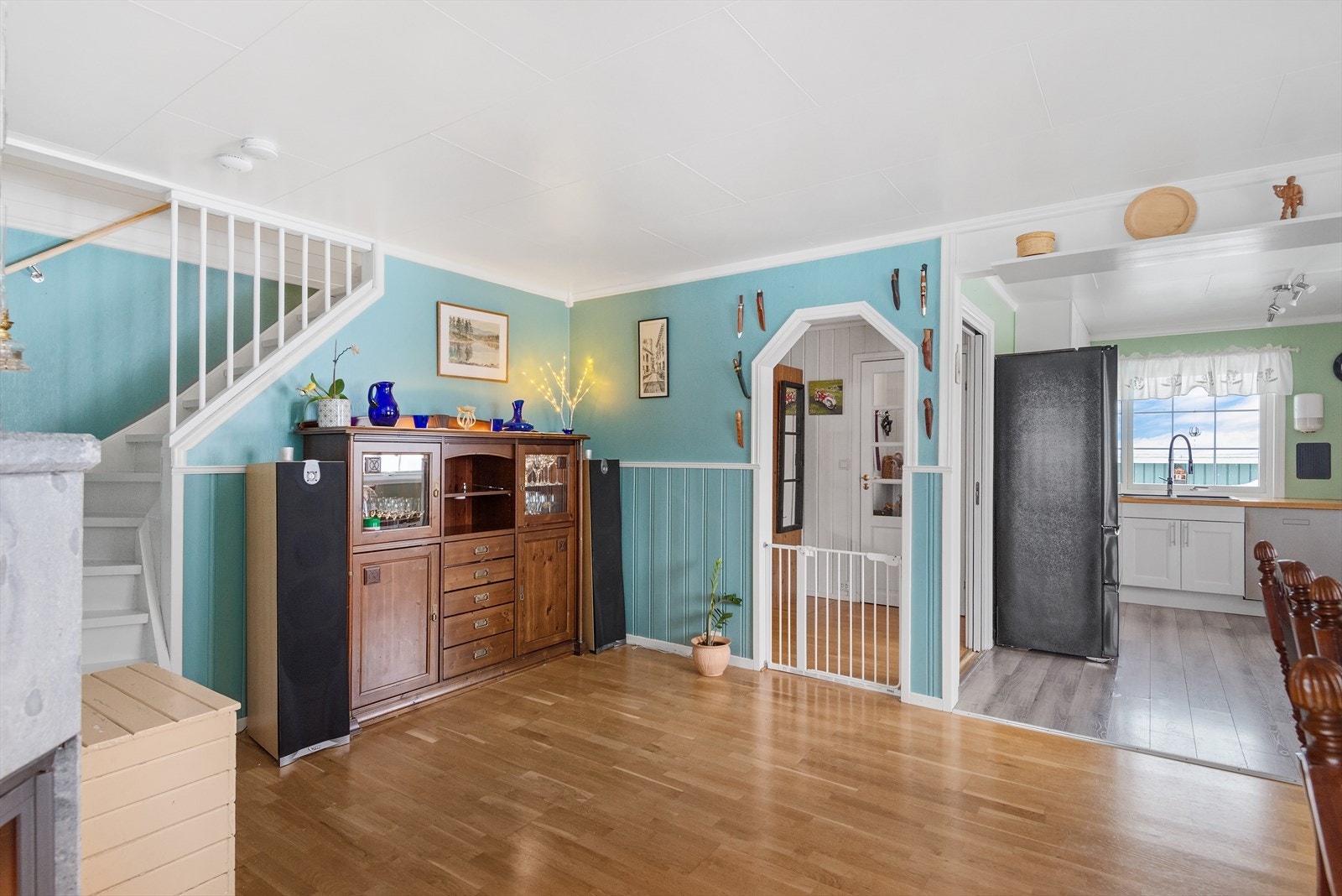 Spisestue mot kjøkken - Mange fine møbleringsmuligheter - God og koselig planløsning i huset Galleribilde