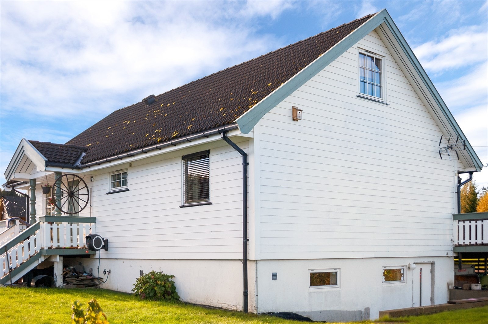 Fasade - Separat kjellerinngang på siden av huset Galleribilde