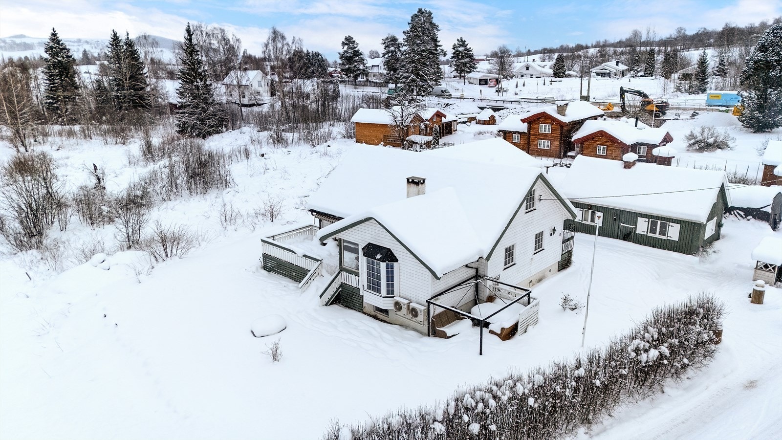 Romslig og solrik tomt på ca 3 mål - Fine uteaealer rundt på tomten Galleribilde