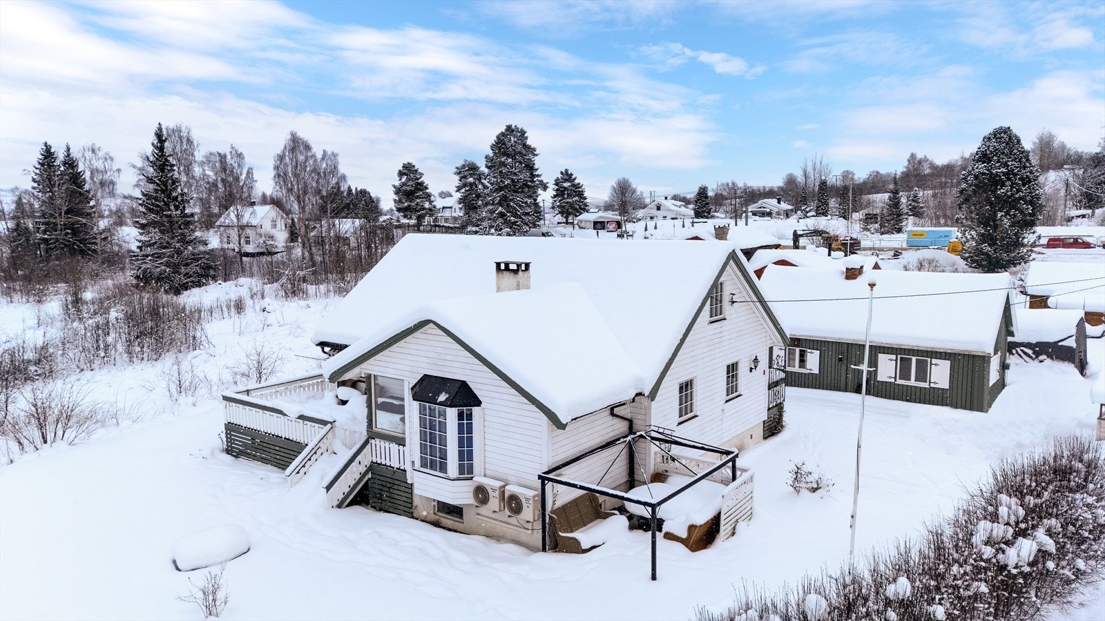 Fasade - Stor terrasse med fine solforhold - Stor tomt og hage, ca 3 mål totalt Galleribilde