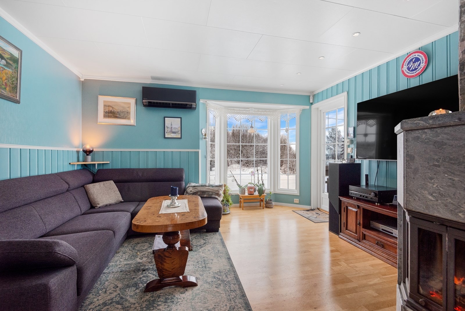 Stue med utgang til terrasse - Installert varmepumper i begg etasjer Galleribilde