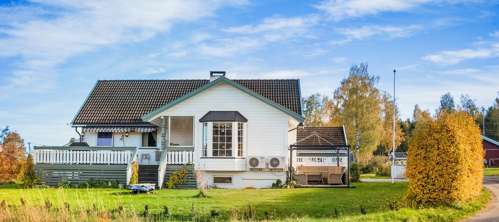 Fasade mot solsiden - Meget barnevennlig - 5 soverom - Kjellerstue - 2 varmepumper Galleribilde