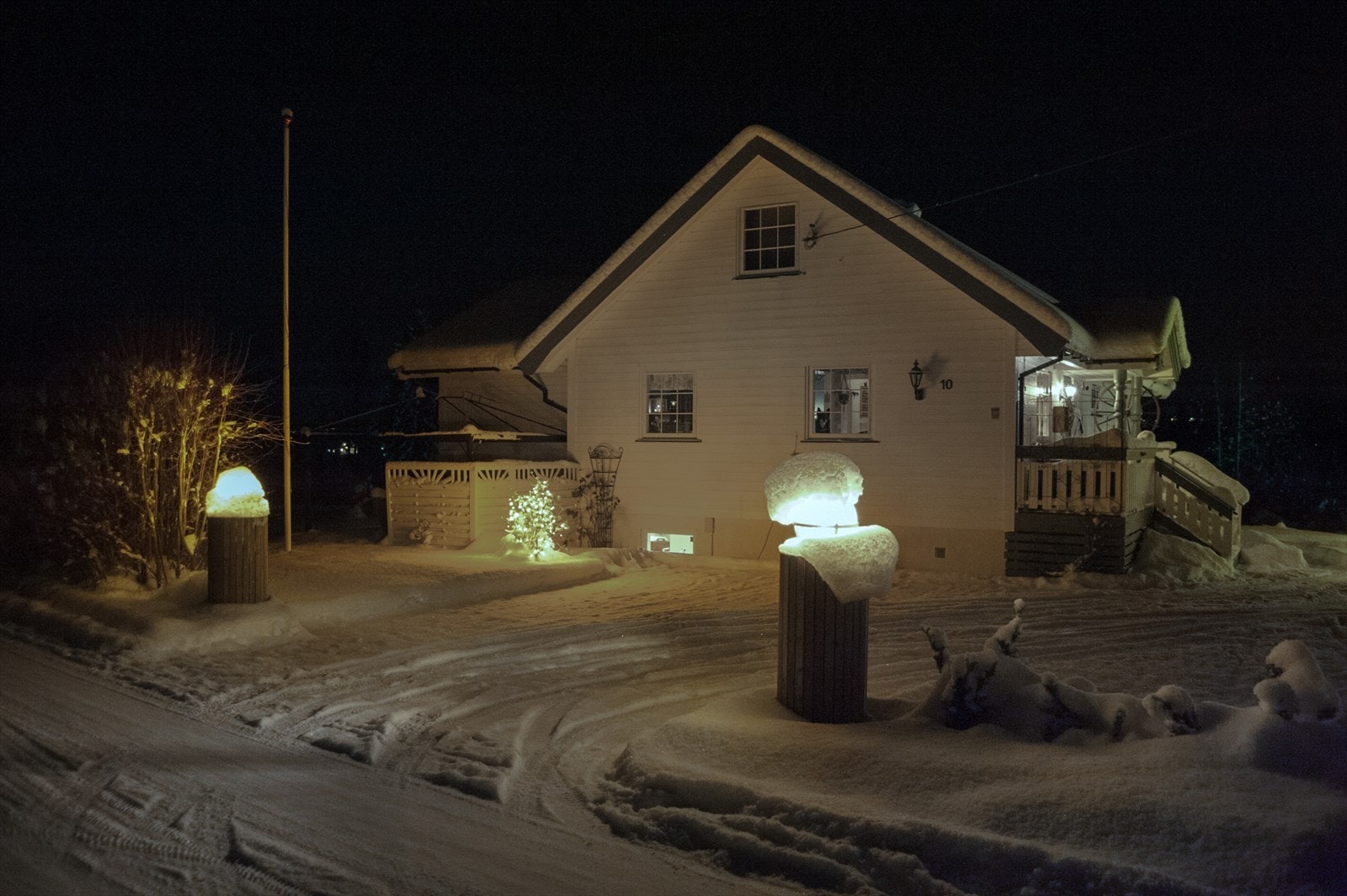 Meget hyggelig eiendom med ca 3 mål eiet tomt - Koselig inngangsparti både vinter og sommer, vedlegg noen sommerbilder Galleribilde