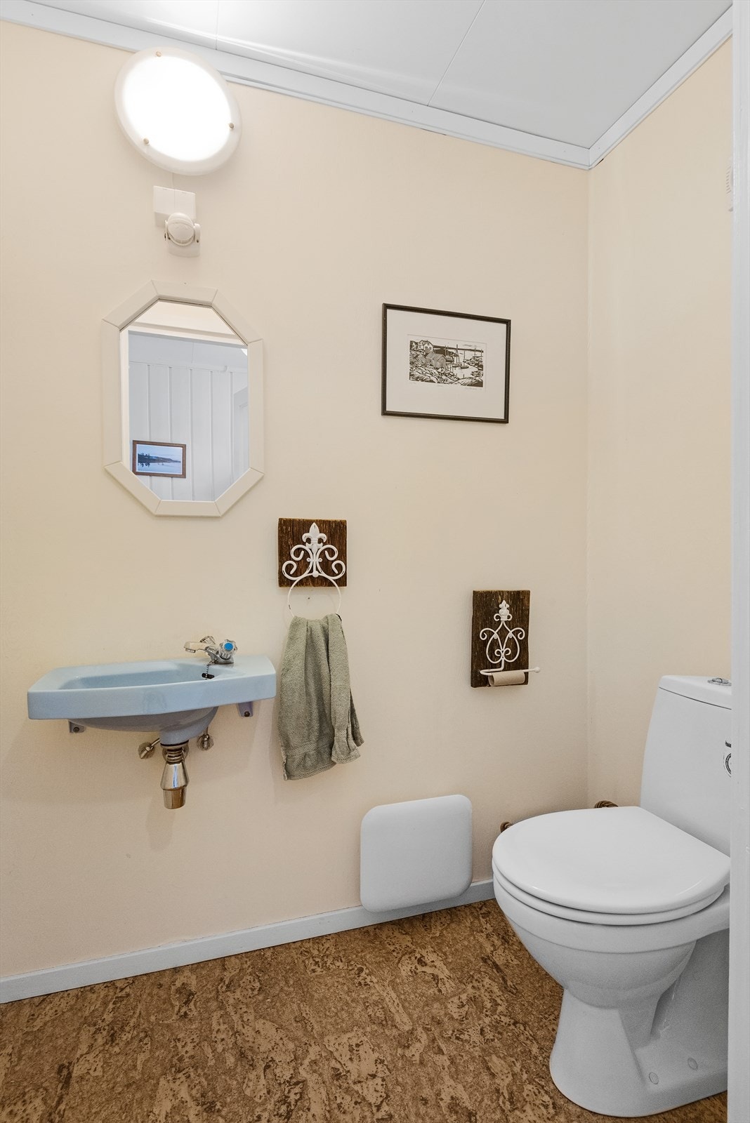 Meget praktisk med separat toalettrom i hovedinngang/ gang Galleribilde