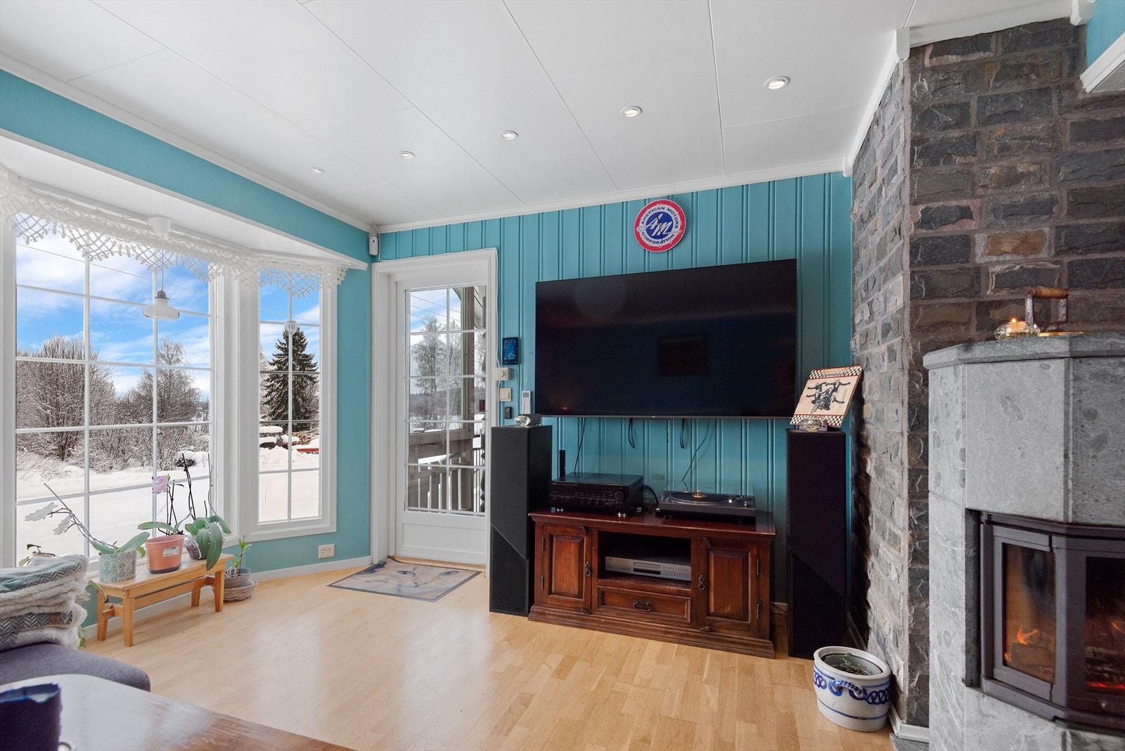 Stue med store vinduer - Verandadør ut til en stor terrasse, delvis overbygd Galleribilde