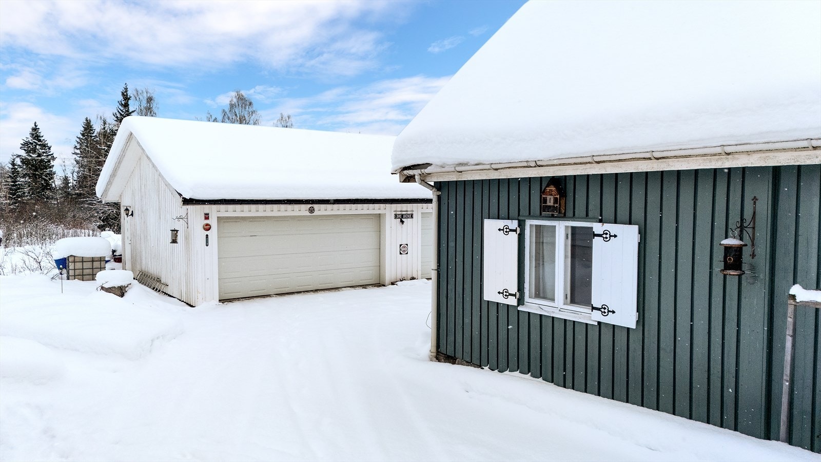 Godkjent garasje på 76 kvm med god plass til biler og hobby - EL billader Galleribilde