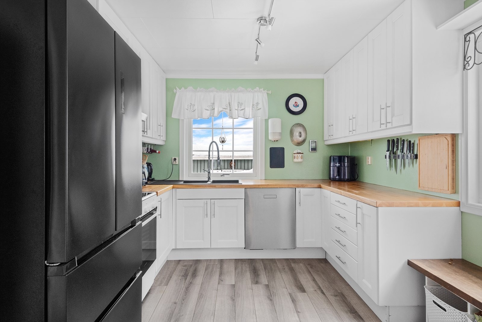 Kjøkken har godt med skap- og benkeplass Galleribilde