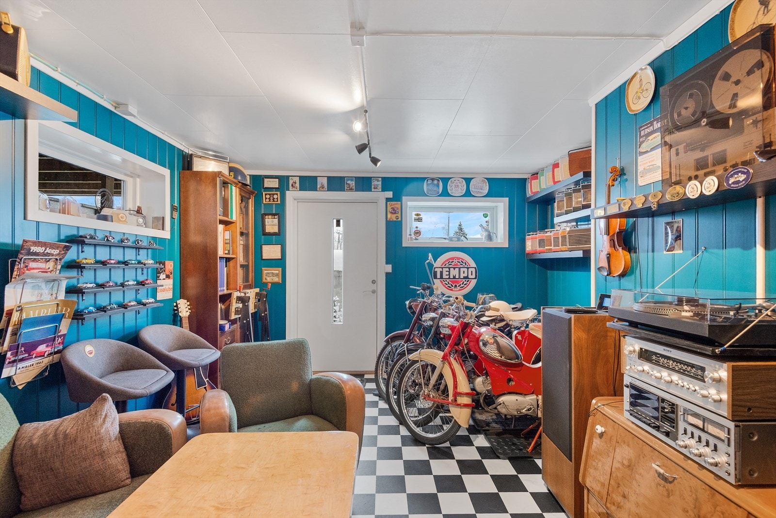 Hele underetasjen ble modernisert i 2023 og ferdigattest foreligger - Separat kjellerinngang på siden av huset Galleribilde