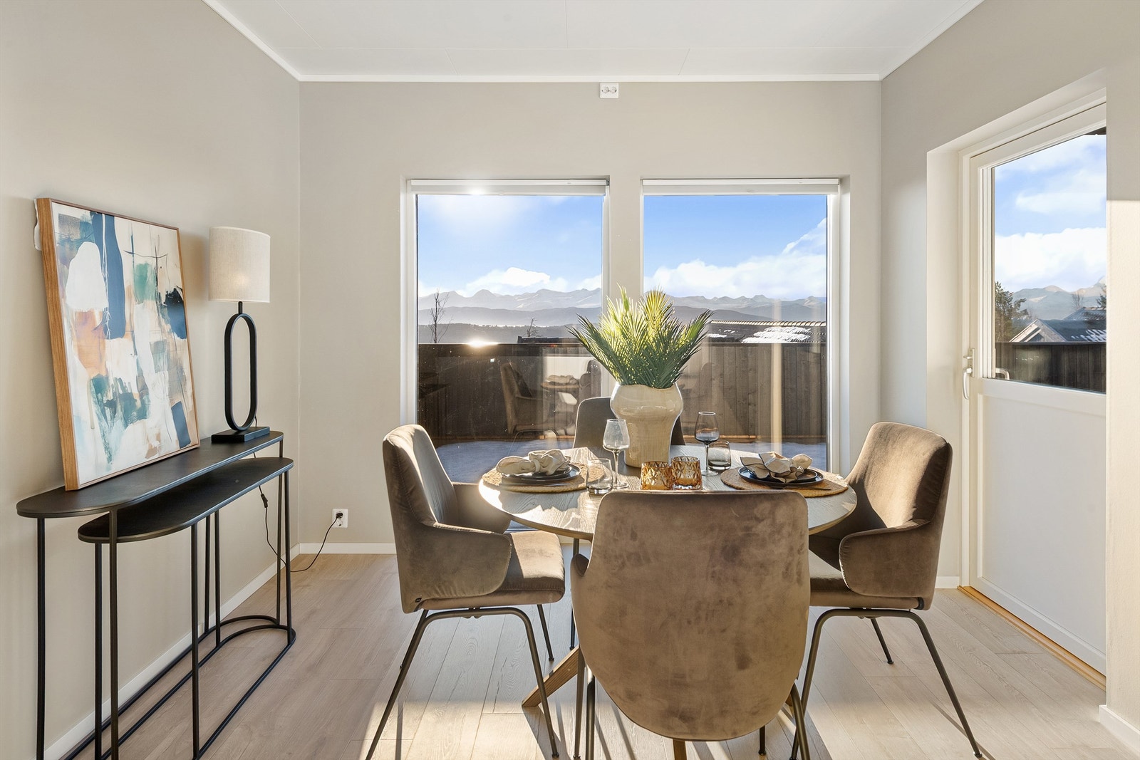 Eiendommen ligger med flott utsikt i et rolig og barnevennlig boligområde i Årølia, ca 7 km nord for Molde sentrum Galleribilde