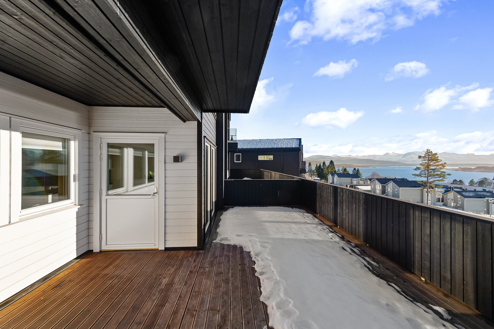 Trivelig terrasse på ca 50 m² (deler av terrasse er utvidet på sameiets fellesareal) Galleribilde