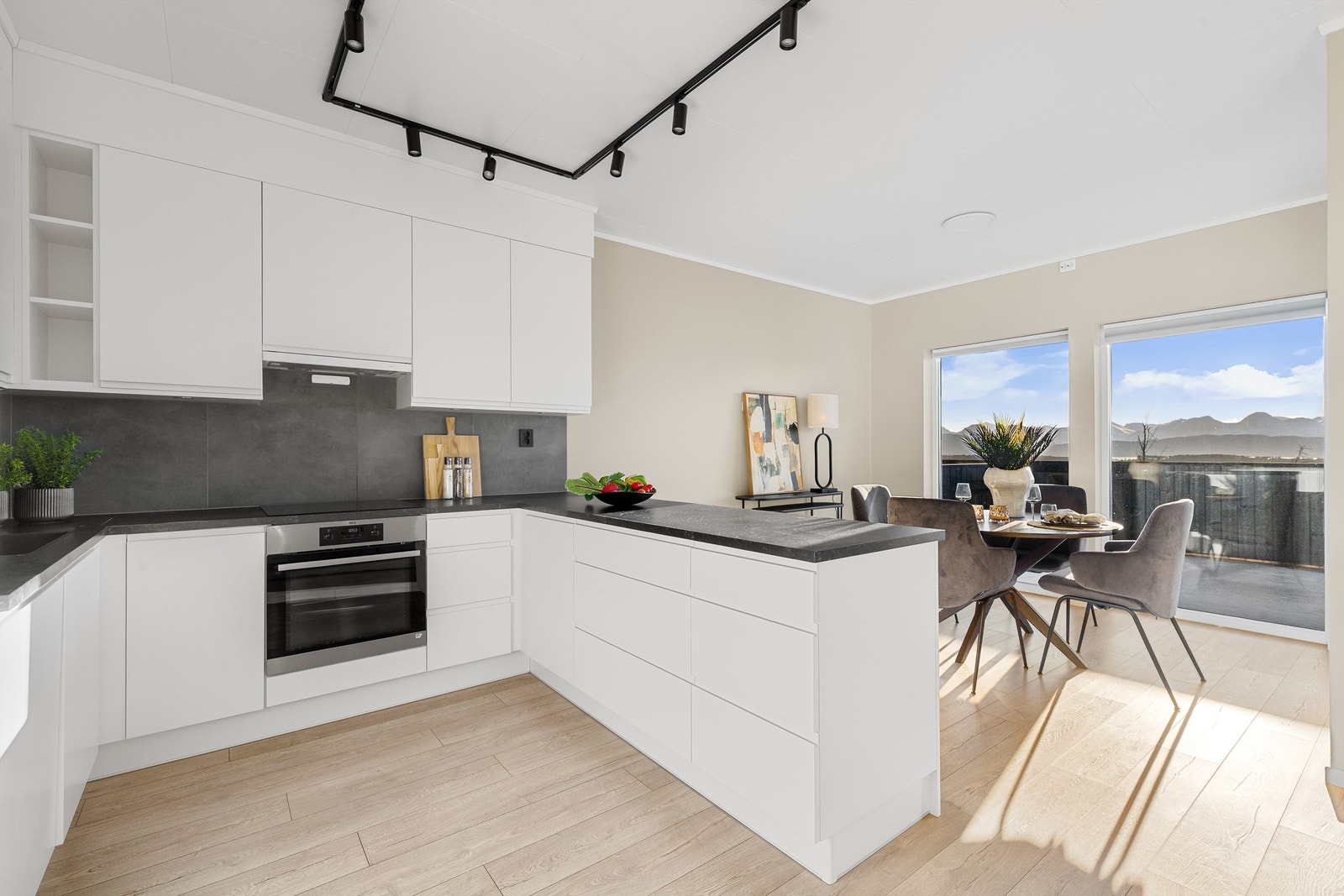 Velkommen til Halsmyrbakken 55! Presentert av Sarah Nistad i Møremegling Galleribilde