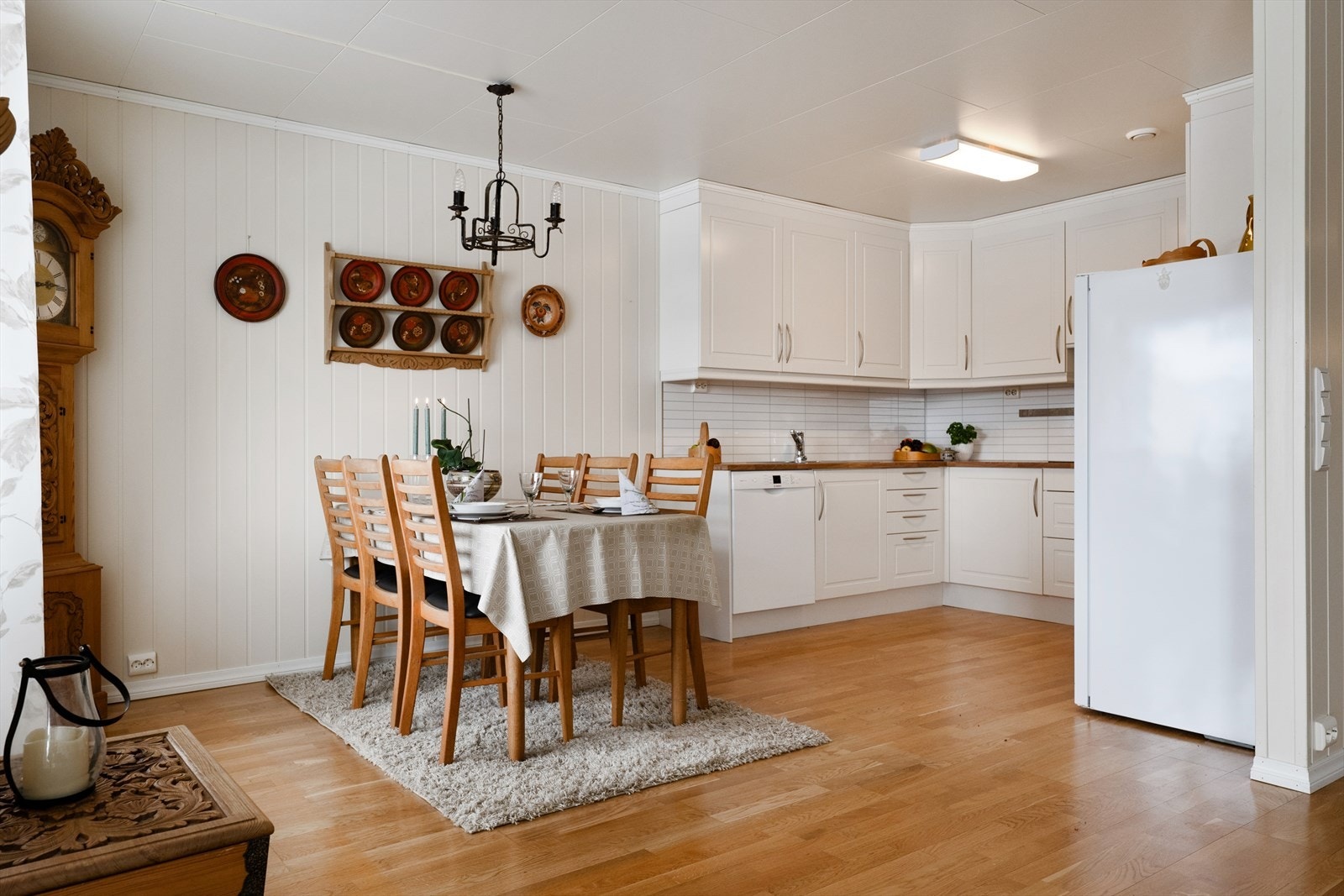 Kjøkkenet ligger i åpen løsning mot spisestuen, ideelt for sosiale sammenkomster. Galleribilde