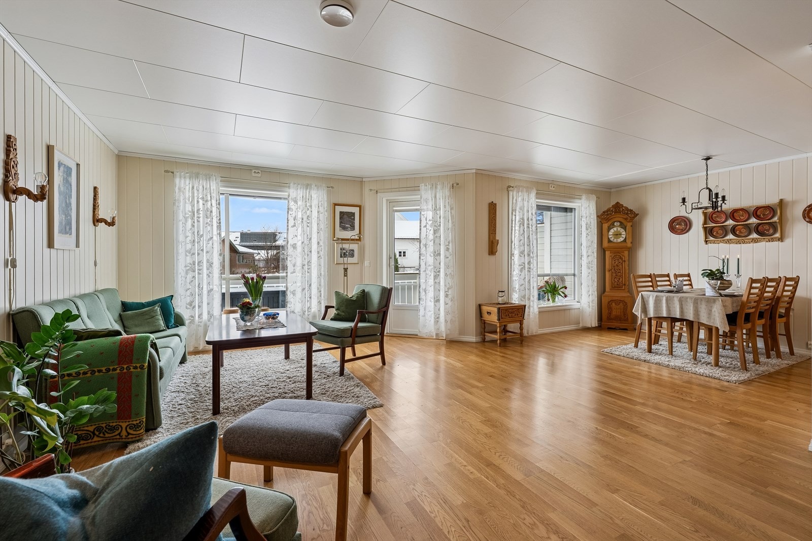 Stuen og spisestuen utgjør et åpent og sosialt rom med gjennomgående parkettgulv. Galleribilde