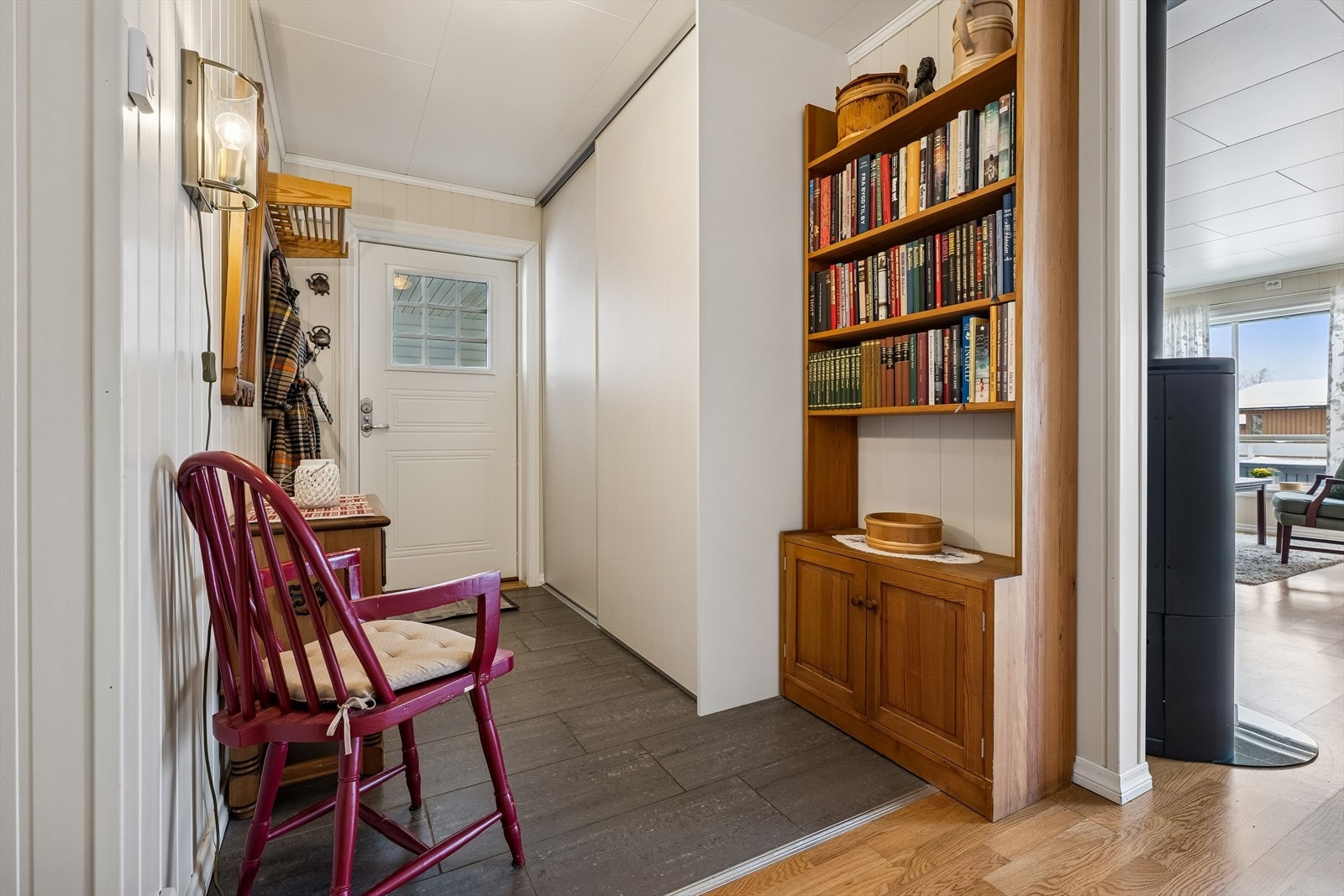 Gangen har skyvedørsgarderobe og ellers god plass til oppbevaringsløsninger, som bidrar til en ryddig hverdag. Galleribilde