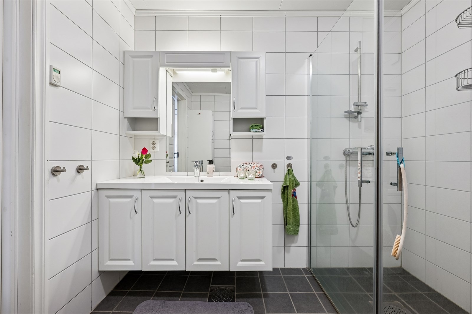 For ekstra komfort er det vannbåren gulvvarme og mekanisk avtrekk på badet. Galleribilde