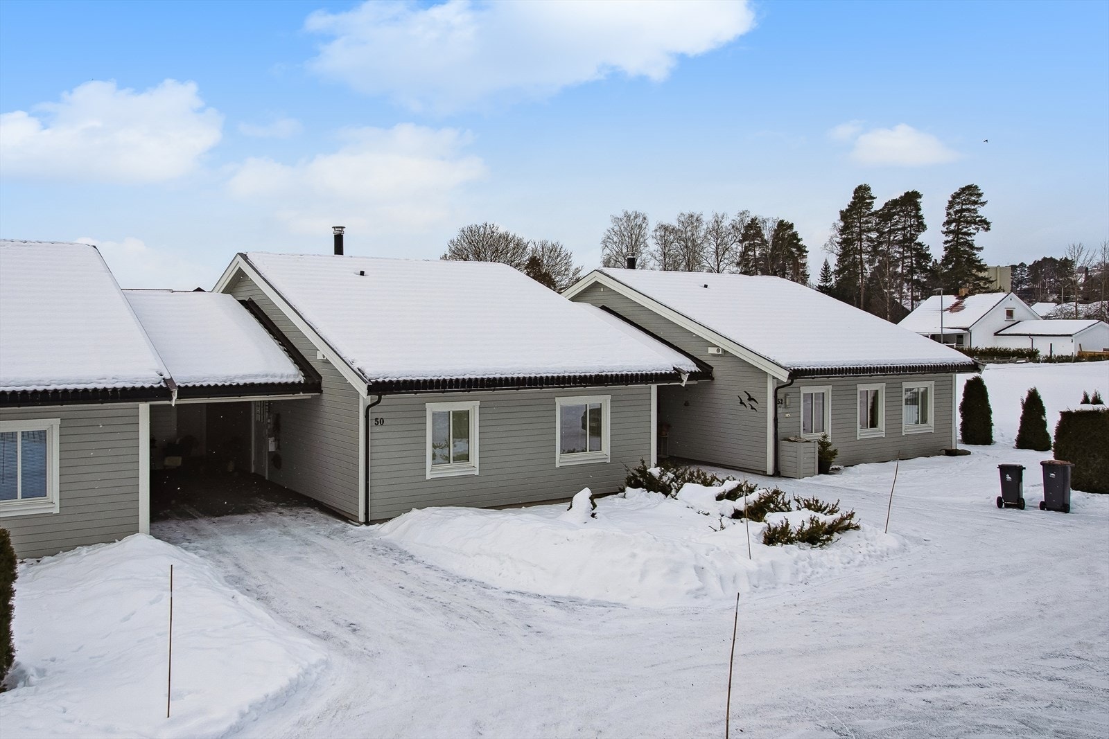 Fra eiendommen er det kort vei til dagligvarebutikker som Rema 1000 og Kiwi. Galleribilde