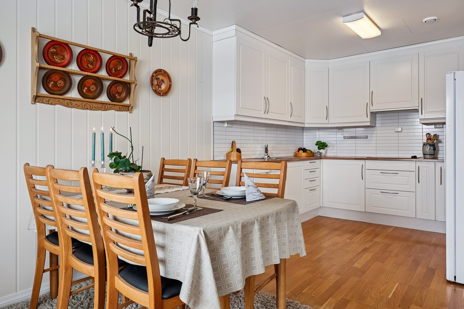 Spisestuen har god plass til et større spisebord for familie og venner. Galleribilde