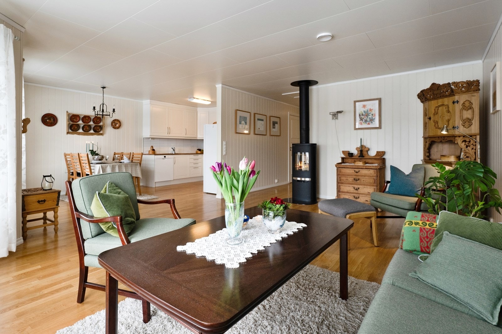 Det er montert et ildsted i stuen som gir ekstra varme og en hyggelig atmosfære. Galleribilde