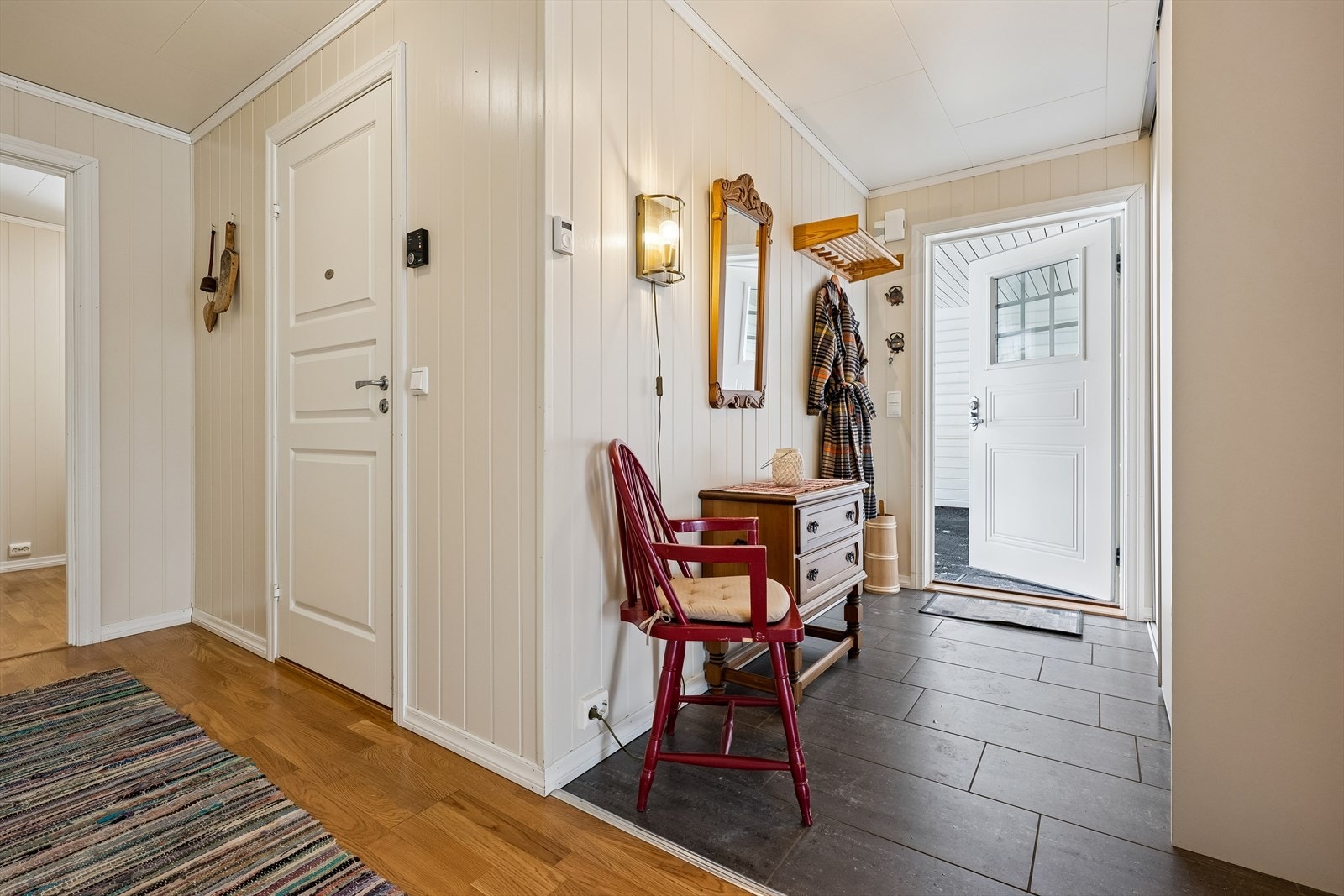 Velkommen inn i en lys entré med slitesterkt gulv og adkomst til boligens øvrige rom. Galleribilde