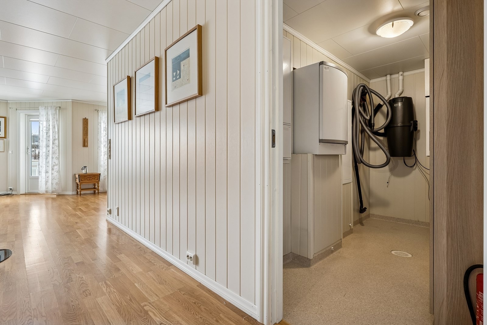 I det praktiske tekniske rommet er sentralstøvsuger og fordelerskap for fjernvarme plassert. Galleribilde