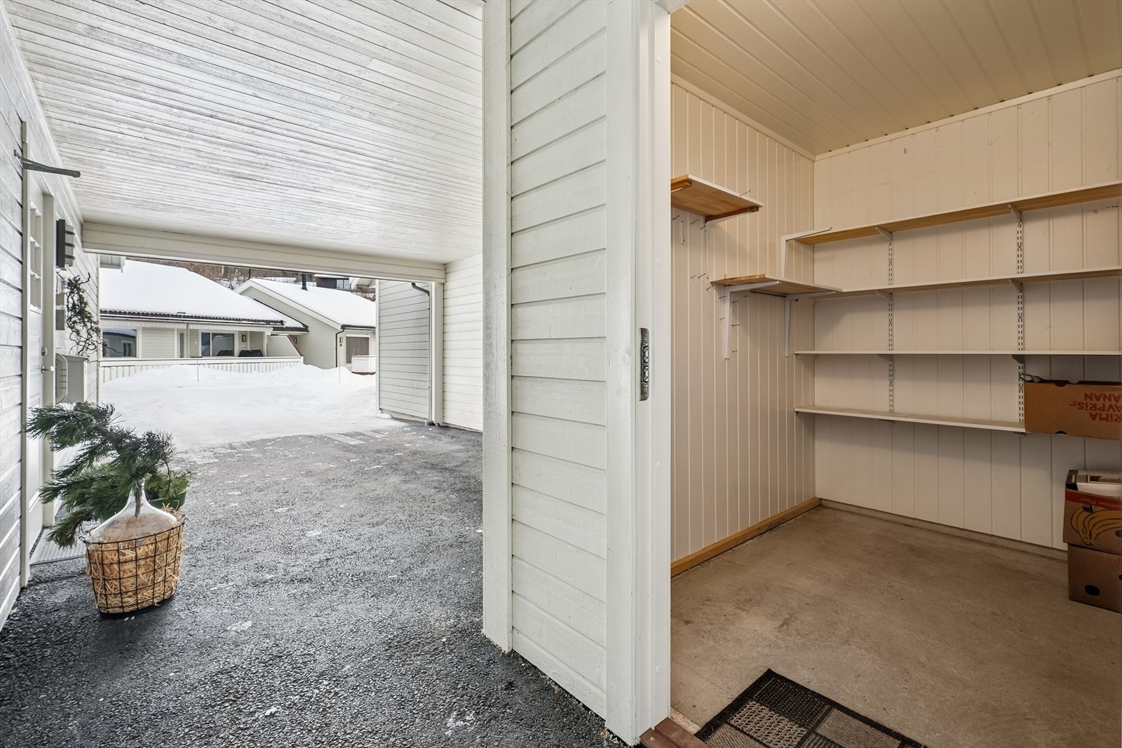 En inntilliggende, utvendig bod på 5 m² gir rikelig med ekstra lagringsplass. Galleribilde