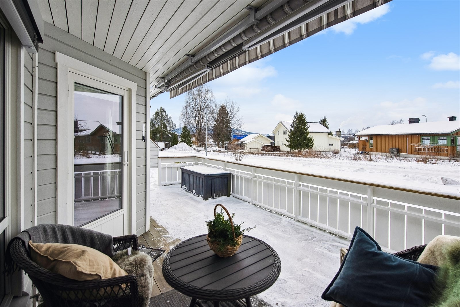 Terrassen er utstyrt med en motorstyrt markise for effektiv solskjerming. Galleribilde