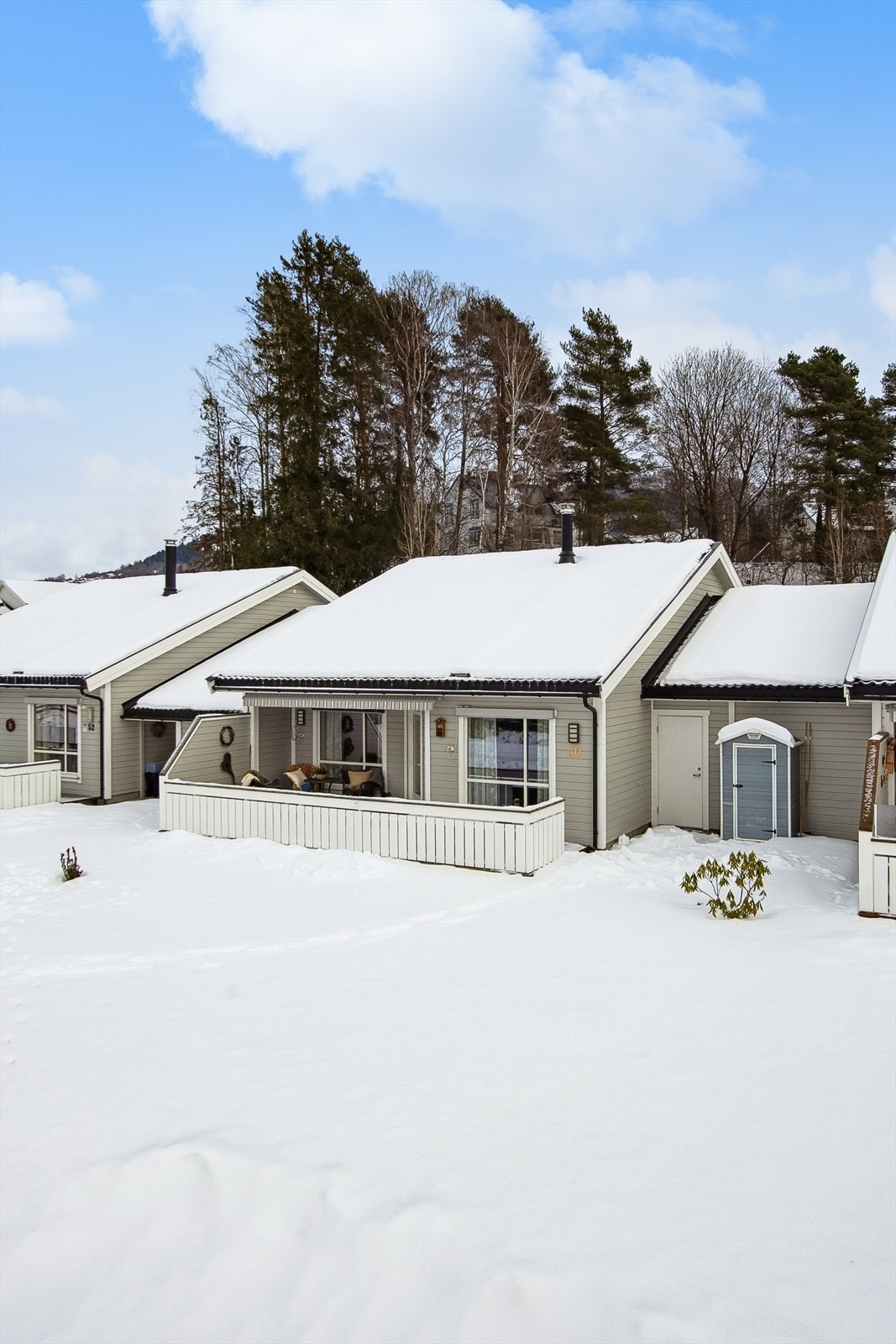 Et moderne og lettstelt kjedebolig fra 2013 med en skjermet og hyggelig uteplass. Galleribilde