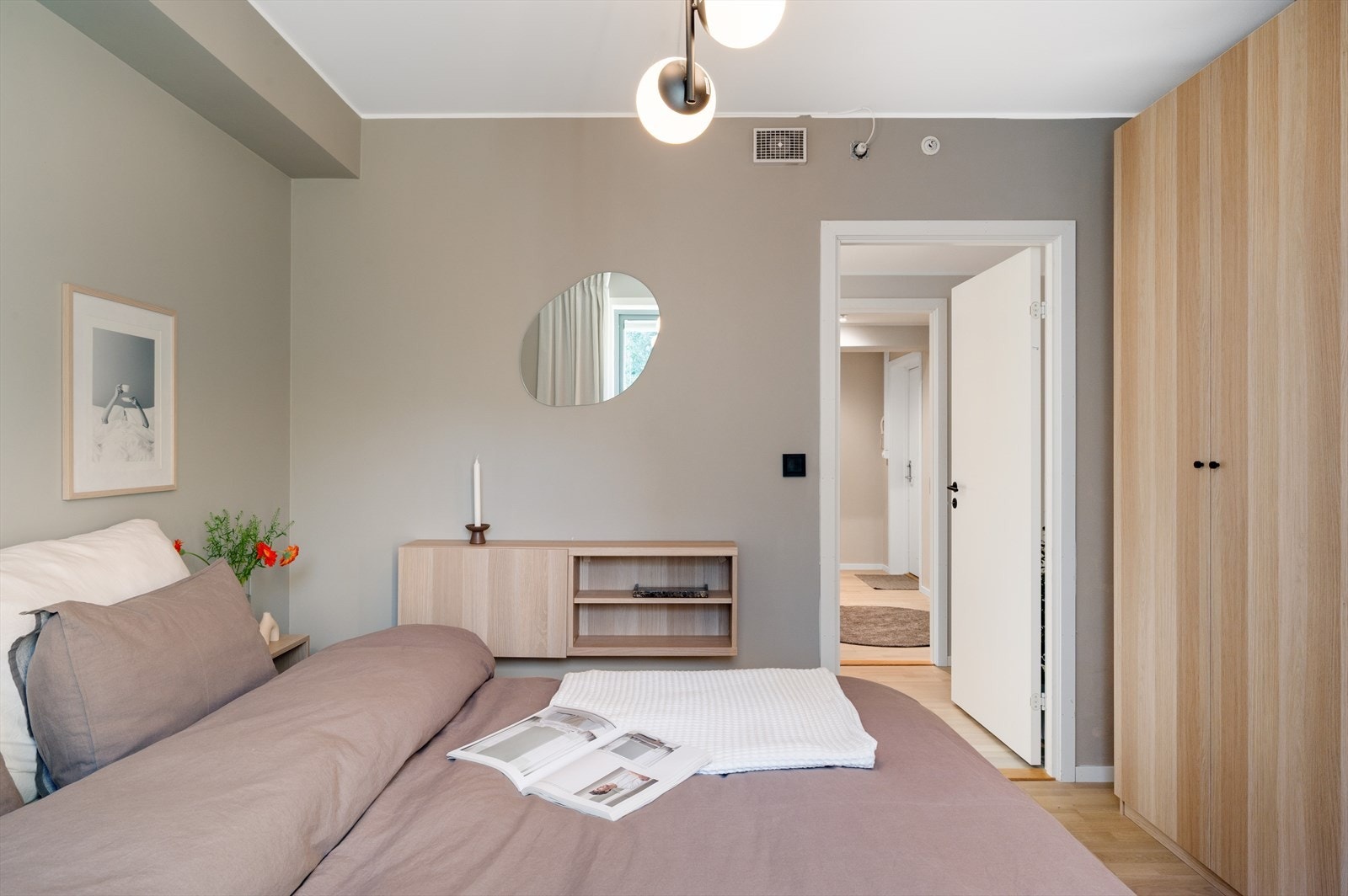 - Merk gjennomgående sorte detaljer som stikkontakter, lysbrytere, dørhåndtak og ekslusive lamper - Galleribilde