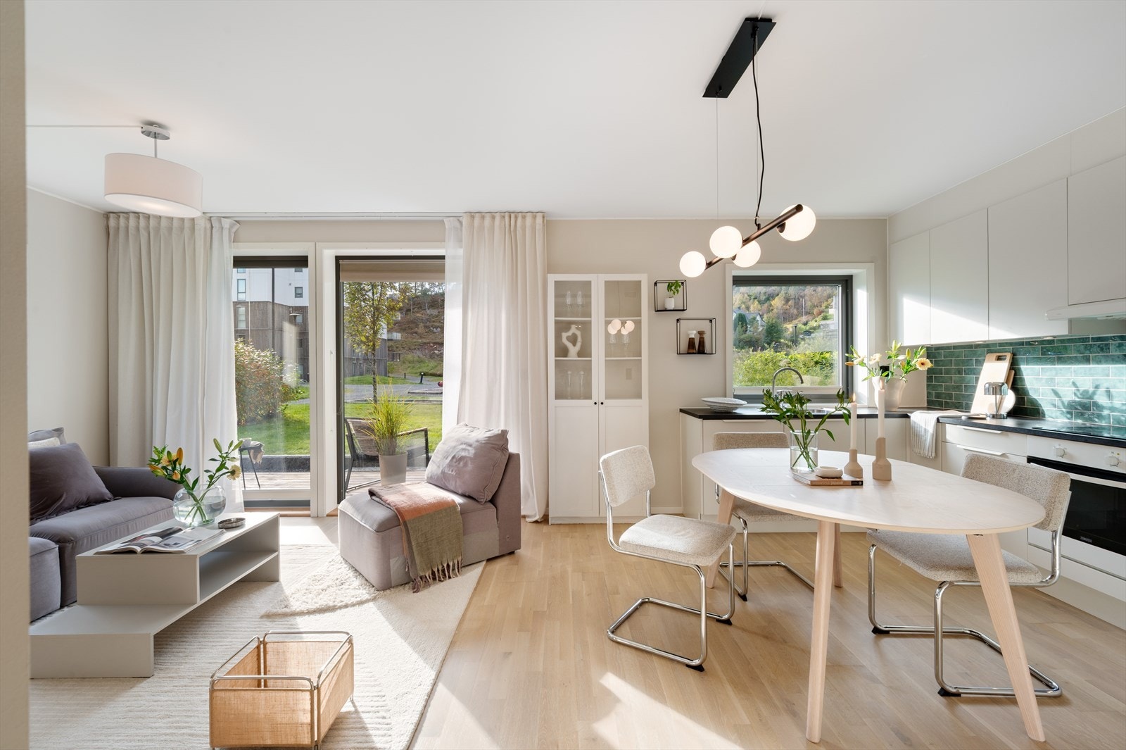 - Den åpne stue- og kjøkkenløsningen gjør det enkelt å møblere med sofagruppe og spisebord i hver sin naturlige sone - Galleribilde