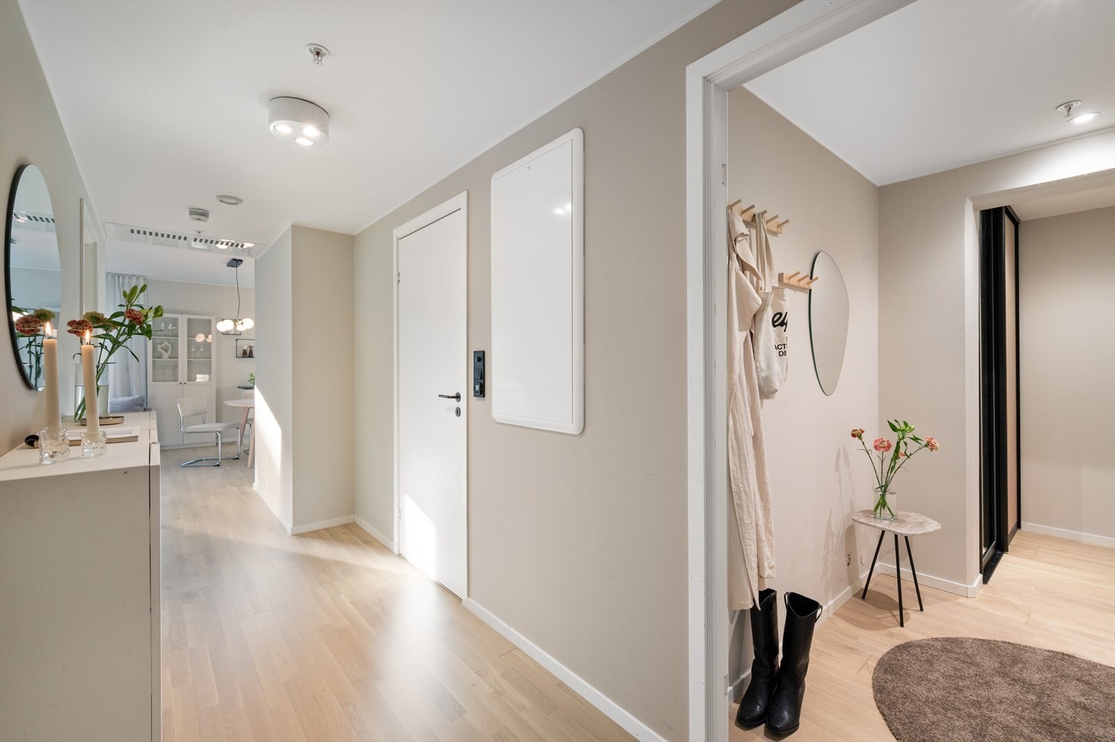 - Merk garderobeløsning i nisje - Galleribilde