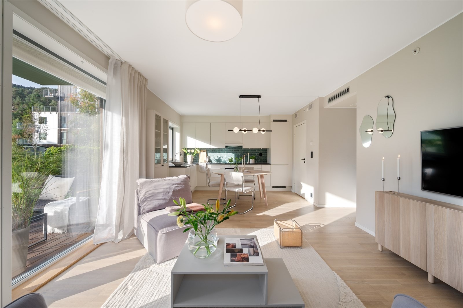 - Leiligheten byr på en rekke gode kvaliteter som bla. rause vindusflater, god takhøyde og gode romløsninger - Galleribilde