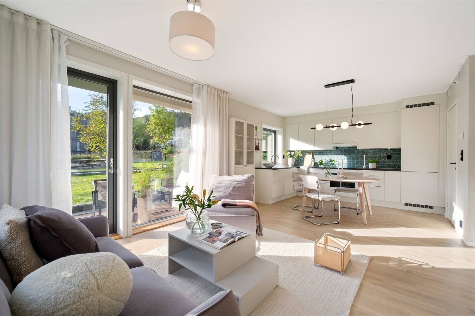 - Den åpne stue- og kjøkkenløsningen måler 26,1m² - Galleribilde