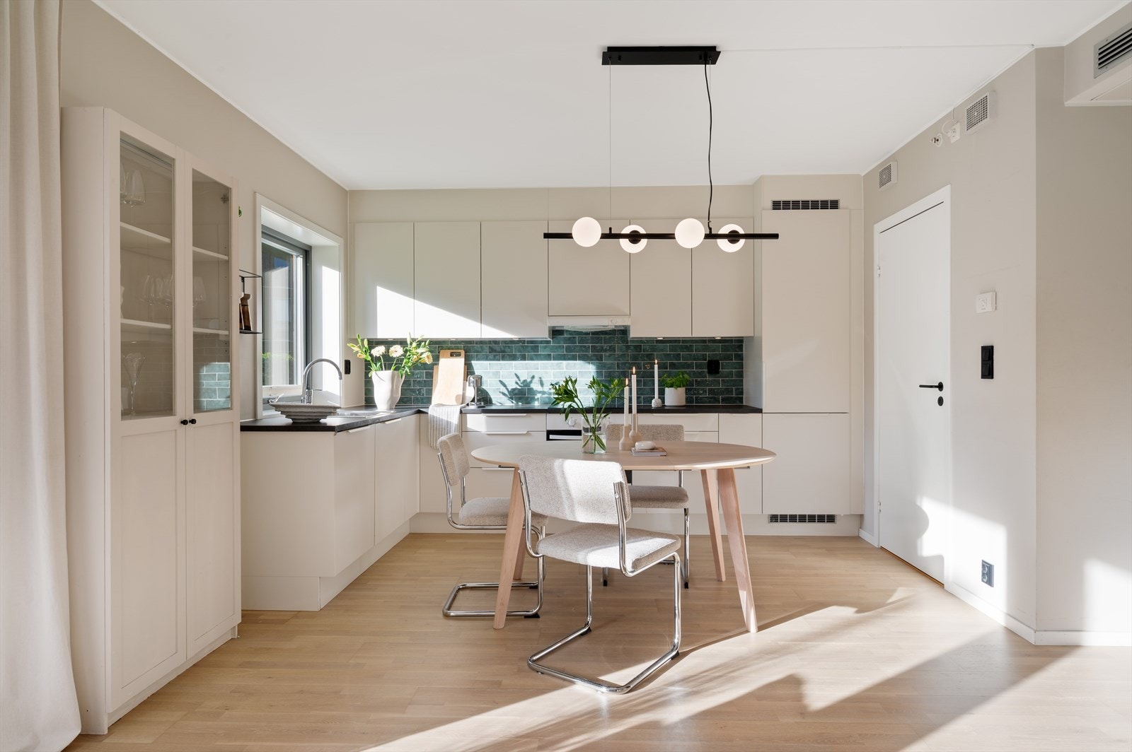 - Lekker kjøkkeninnredning med slette fronter og benkeplate i laminat - Galleribilde